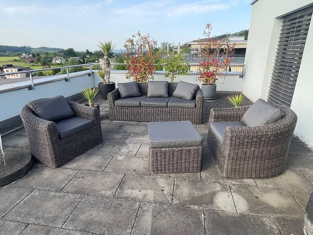 Rattanlounge mit passender Kissenbox