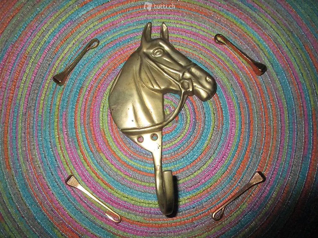 Pferdekopf als Kleiderhacken mit hufnageln als deko