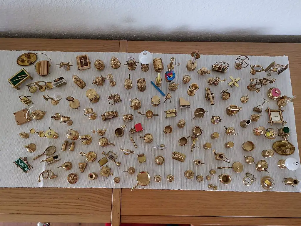 Setzkasten mit über 120 Messing Miniaturen