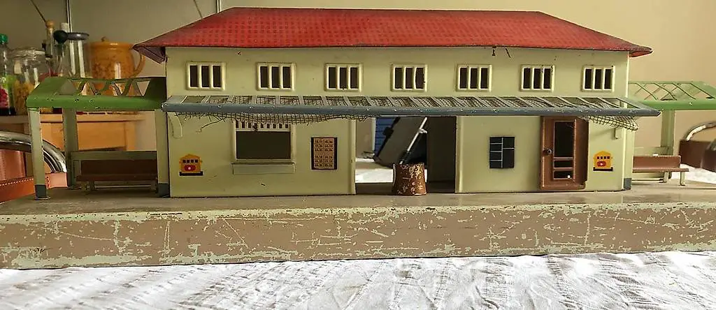 Spur 0/1 Blechbahnhof mit Perronunterstand von Kibri