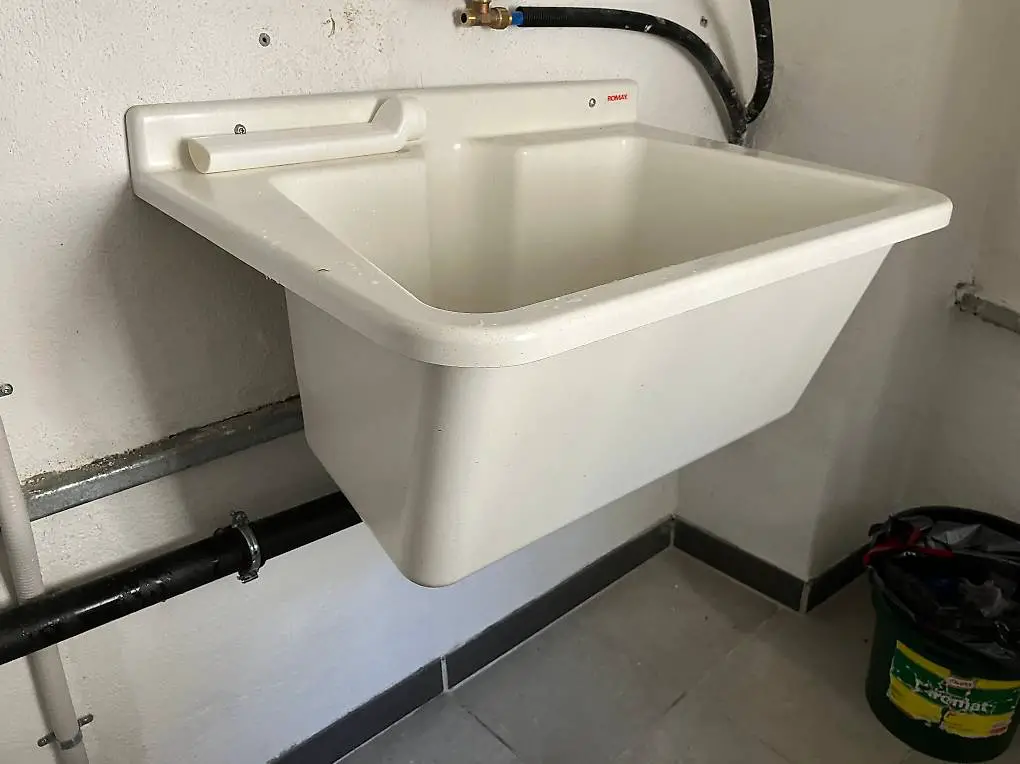 grosses Lavabo neueren Datums für Waschküche oder ÄHNLICHES