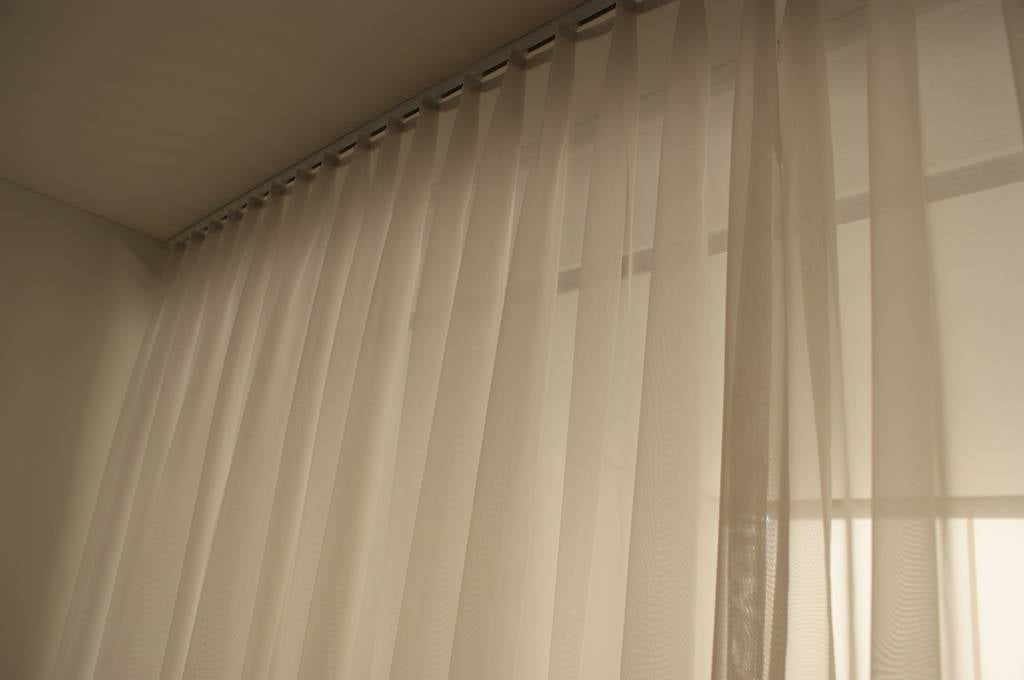 2 Stück sehr schöne Weisse Wohnzimmer Vorhänge