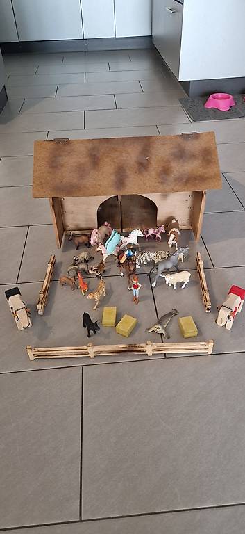 Stall mit Schleich Tieren
