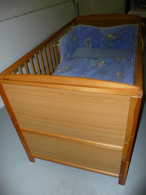 Kinderbett mit Jnhalt guter Zustand