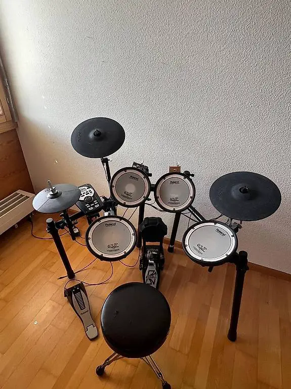 Roland TD-11 V-Drum Set inkl. Doppelfussmaschine Tama