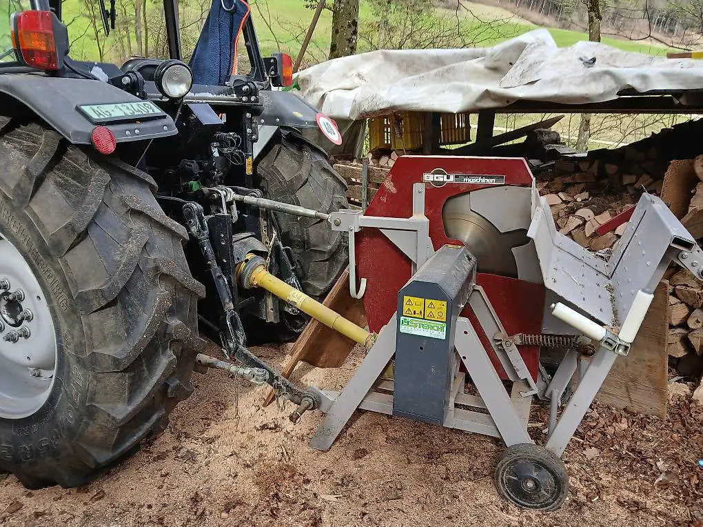 Zapfwellenwippkreissäge Brennholzfräse