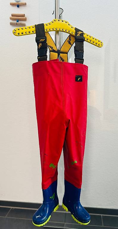 Latzhose Kidsplay Rot mit Marinestiefeln Grösse 24-25