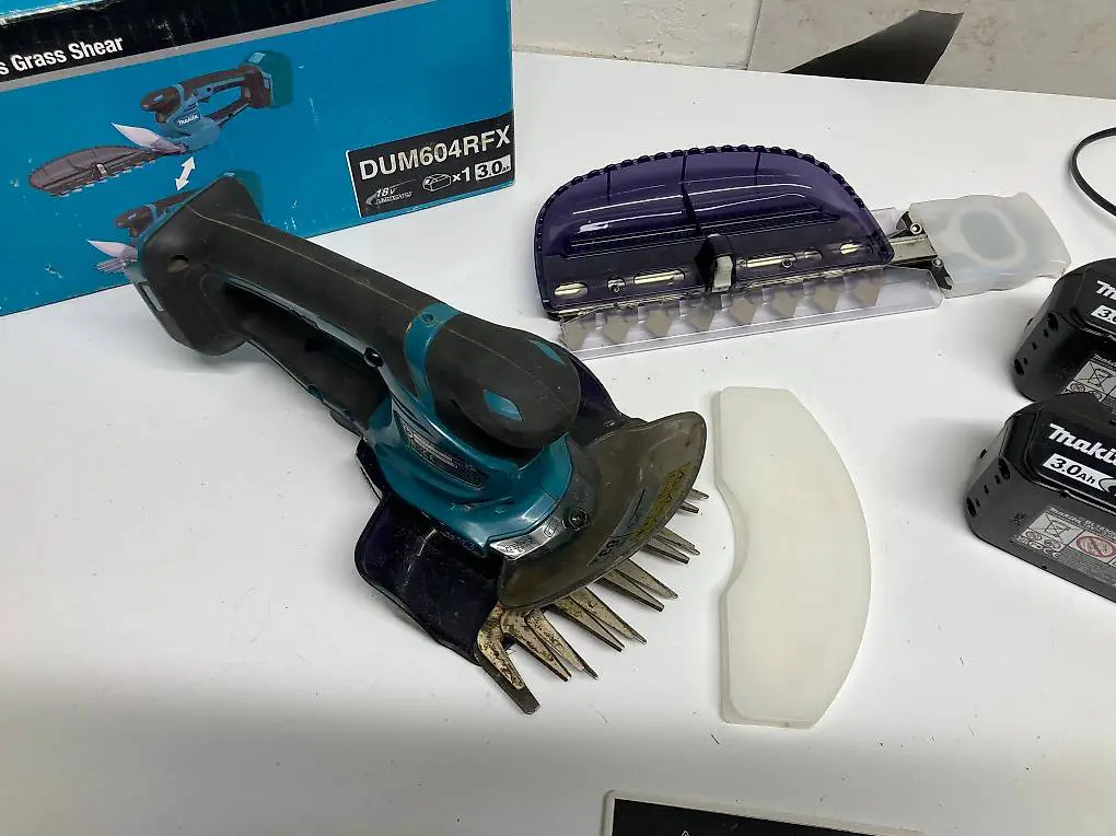 Makita Akku-Grasschere 18V 16 cm