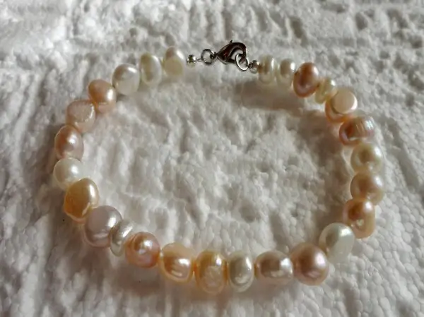  Zuchtperlenarmband. weiss/rosa