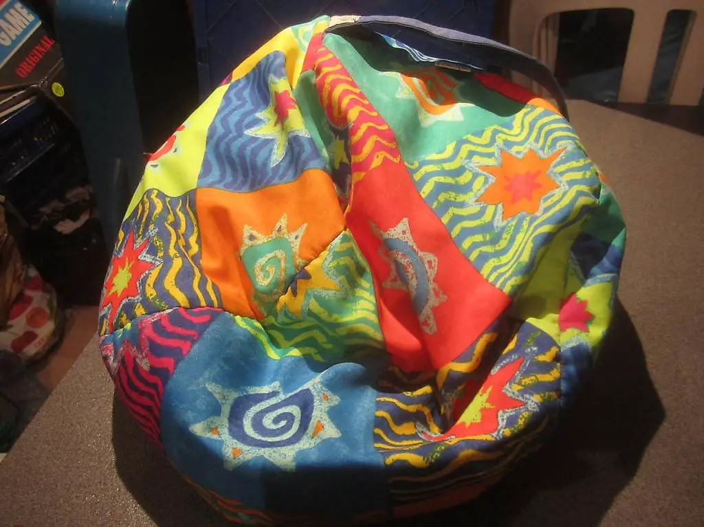 Kissen farbig, Emil Medi Kiss