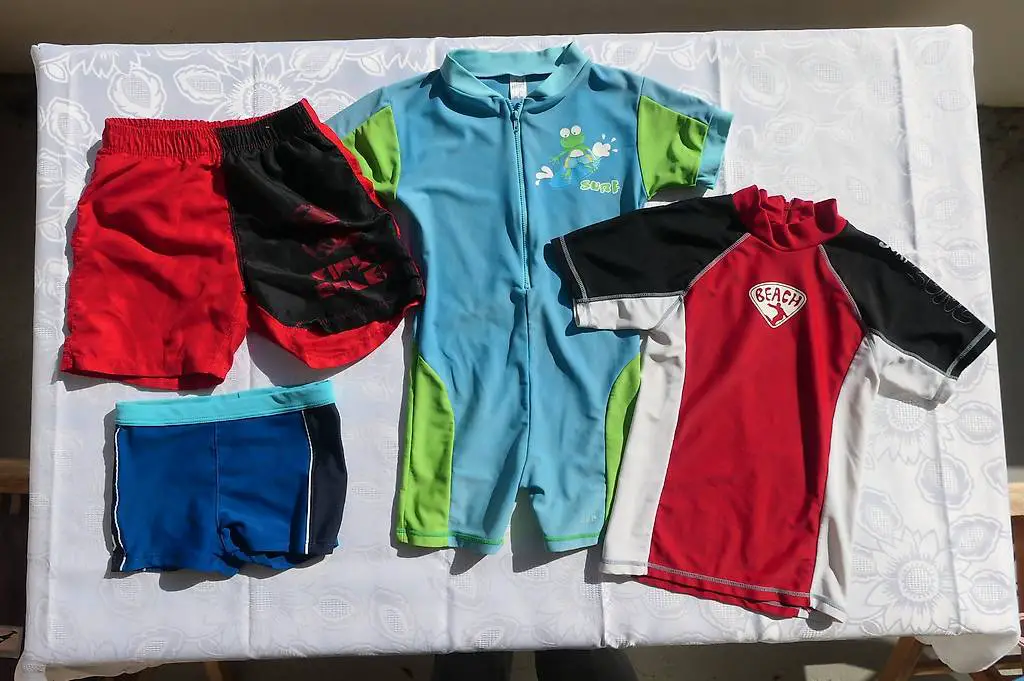 Gr. 128: Badeshorts / Badehose / Schwimmanzug / Badeshirt