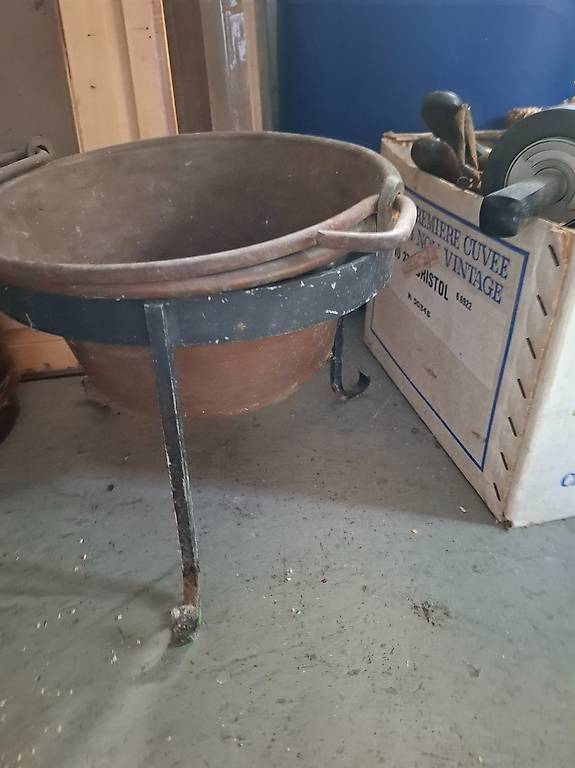 Kupferpflanzenkübel in gestell