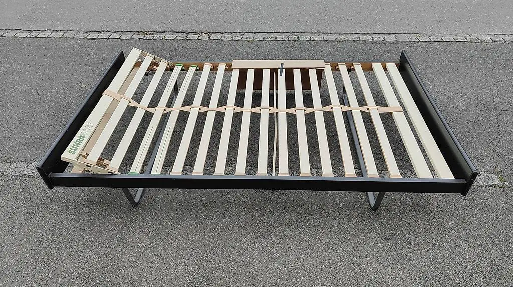 Bettgestell mit Lattenrost u.Klapbare Kopfstütze Gratis