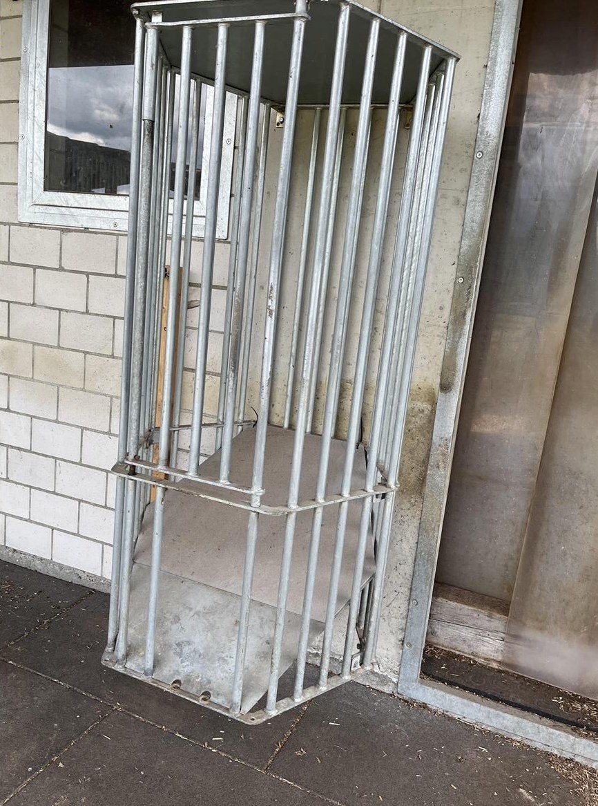 Stabile Heuraufe für Pferde zu verkaufen