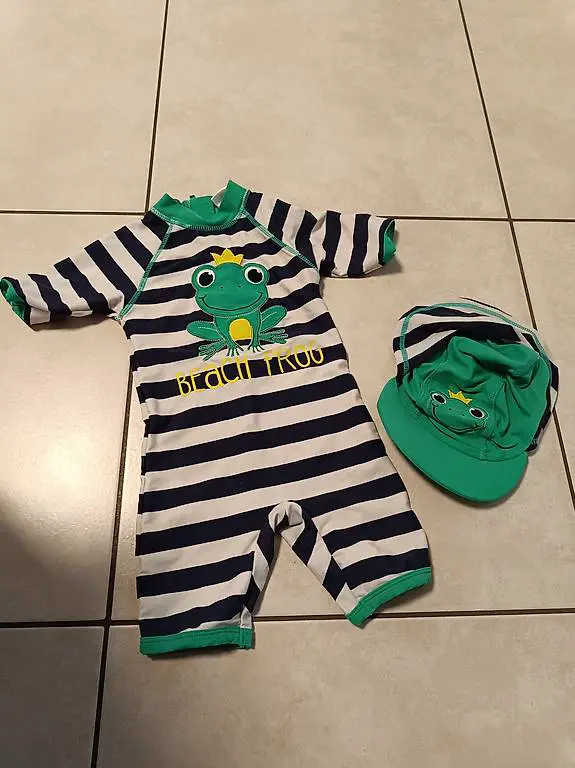 Badeanzug mit Hut Gr.86