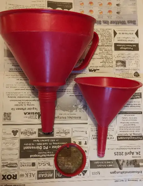2 Trichter Kunststoff rot GRATIS