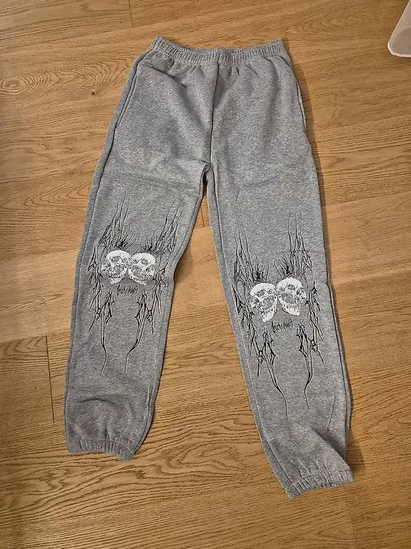 Jogginghose Totenkopf Motiv