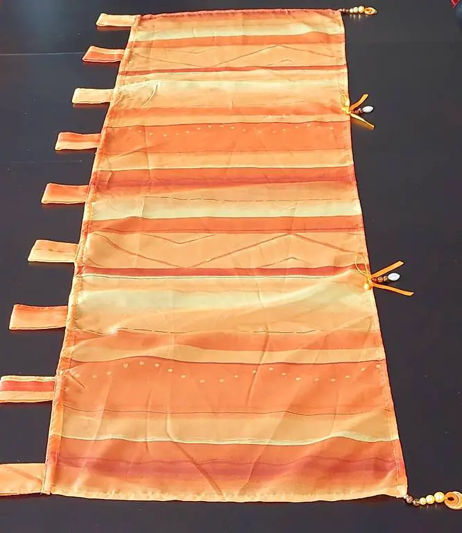 Oranger Schlaufenvorhang