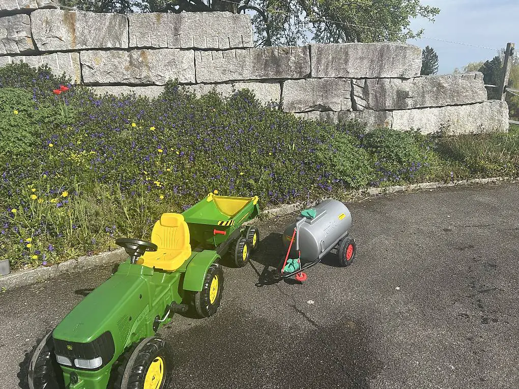 Tretttraktor mit 2 Anhänger