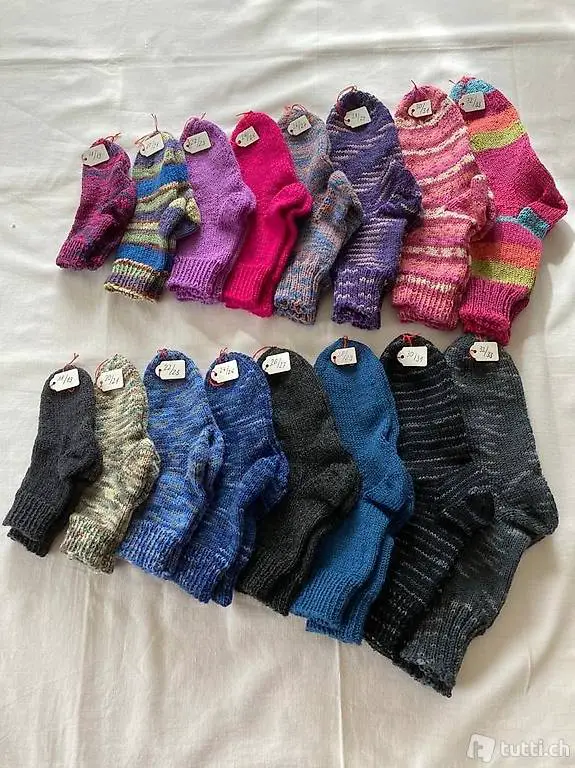 Handgestrickte Kindersocken in verschiedenen Grössen/Farben