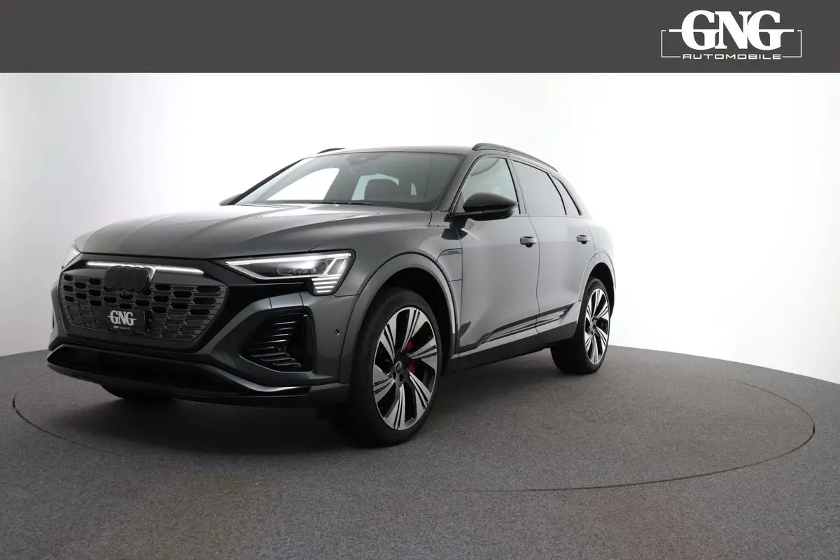 AUDI Q8 55 e-tron Black Edition