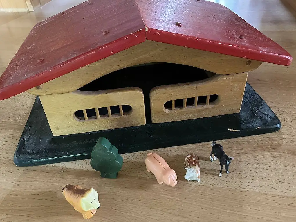 Holz-Spiel-Stall GRATIS