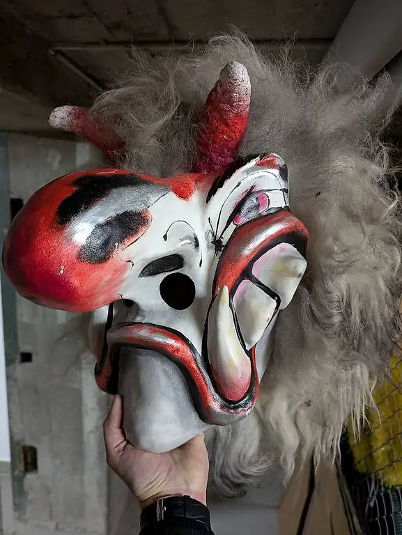 Waggis-Larve mit Kunstfellperücke und Hörner