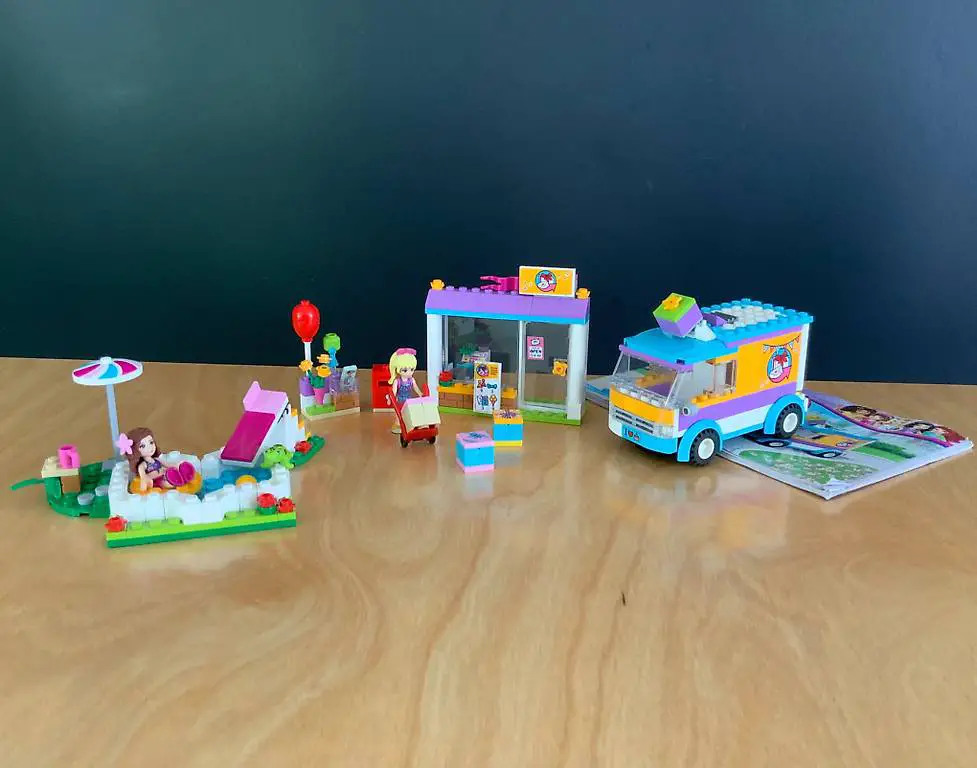 Lego Friends Post und Gartenpool