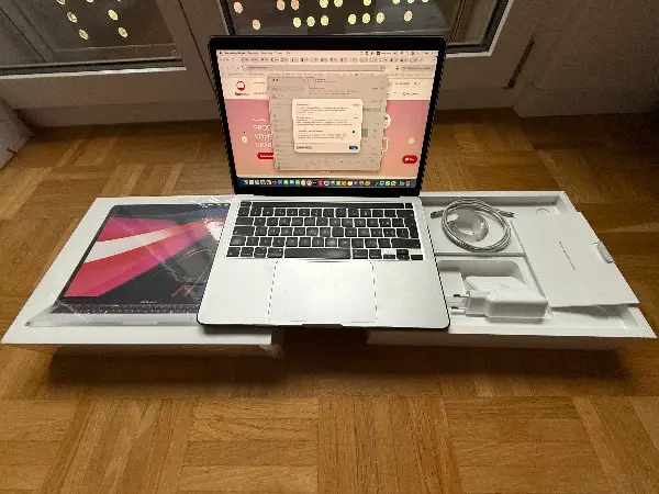 Apple MacBook Pro 13" M2 256 GB silver, neuwertig mit OVP