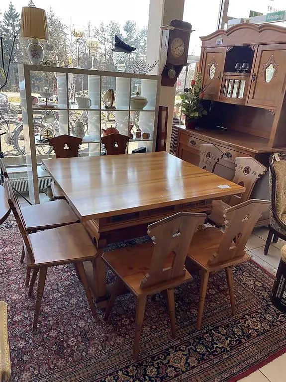 9tlg Set Holztisch und 8 Stühle Nussbaum, Bünden