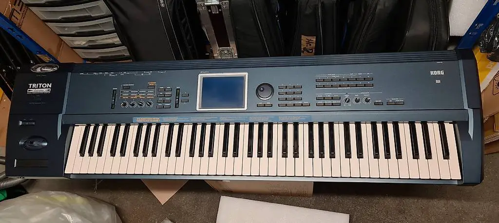 korg triton extreme music workstation / sampler