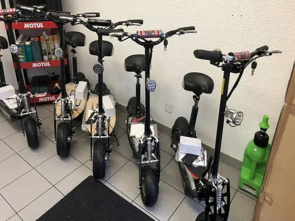  Elektro-Trotti 500W 36V, mit Licht, 20km/h, schwarz, mit Str