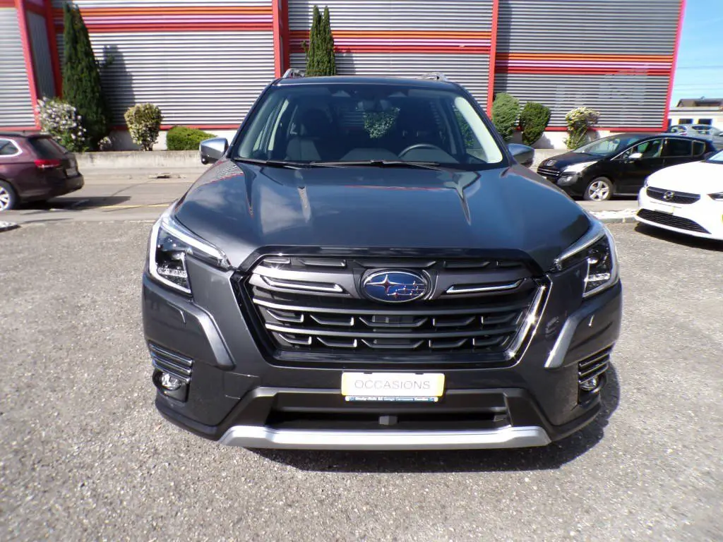 SUBARU Forester Station 2.0i e-Boxer Swiss Plus