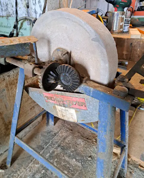 Schleifstein, Schleifbock