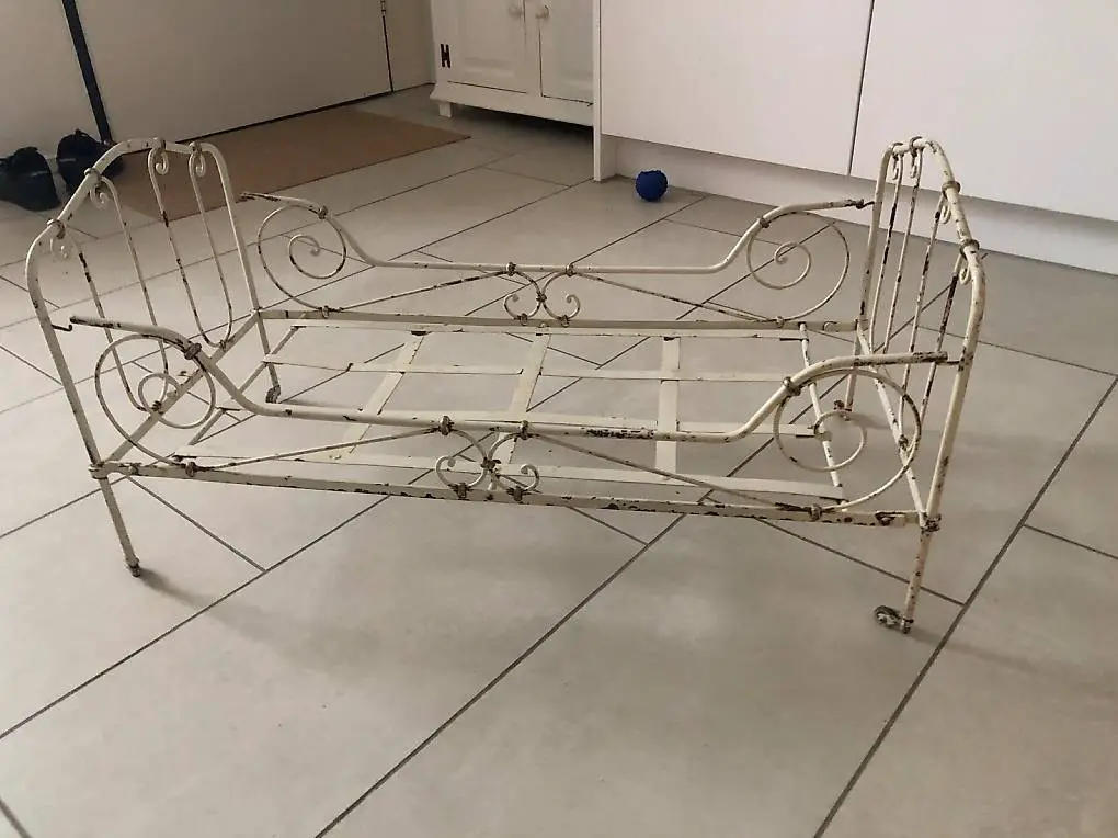 Puppenbett aus Eisen