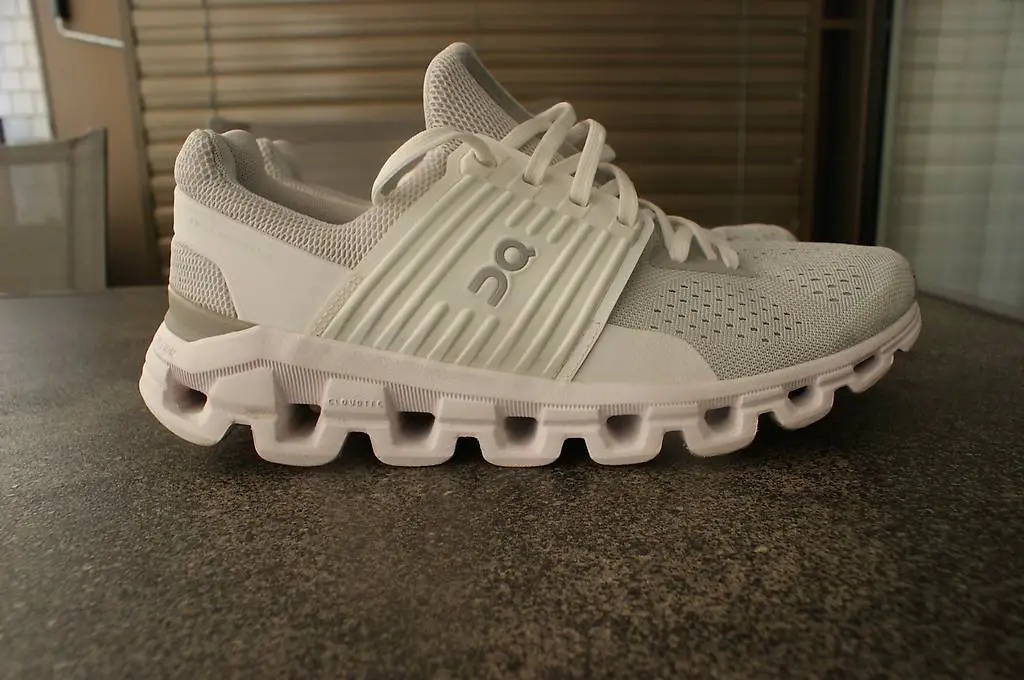 On Cloud Schuhe in grau/weiss Gr. Euro 42, Swiss Engineering