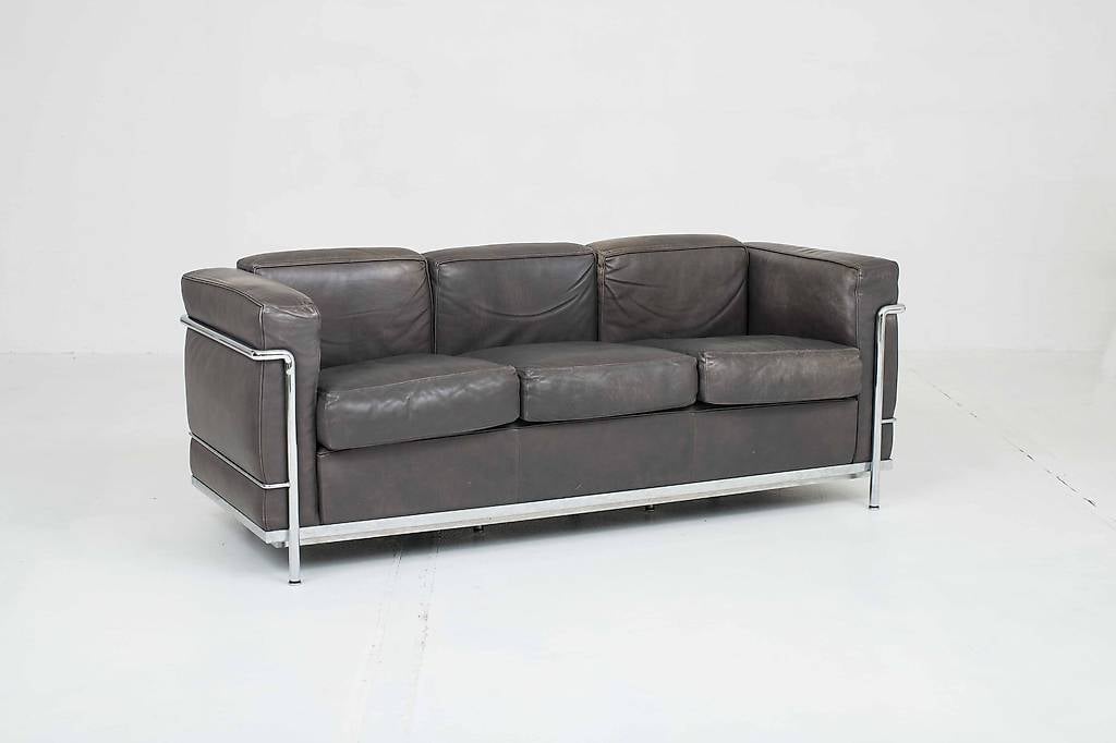 Cassina LC2 3er Sofa von Le Corbusier in grauem Naturleder