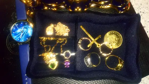 Schmuck, Smartphone, Smartwatch, Kopfhörer usw.