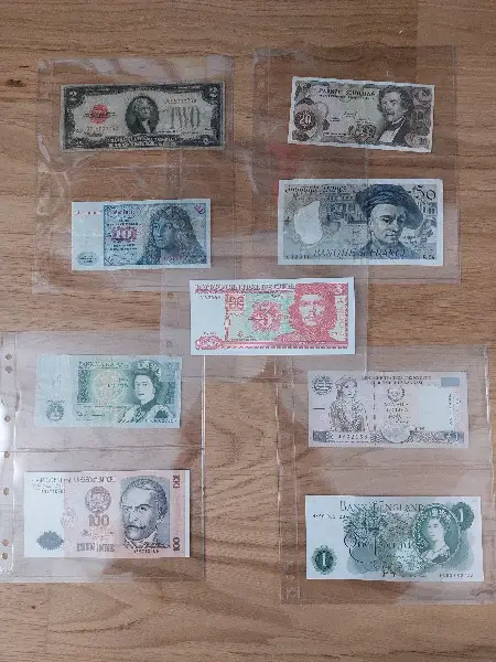 Münzalbum mit Münzen und Noten