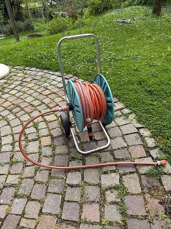 Gartenschlauch und Wagen