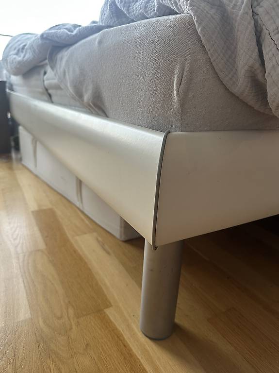 Bett zu verschenken (ohne matratze)