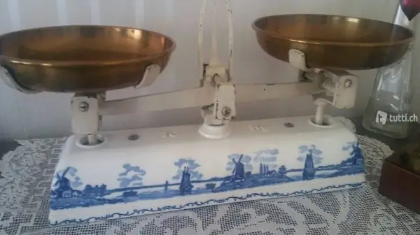 Sehr alte Porzellan waage