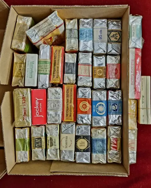 33 antike Zigarettenpäckchen, ungeöffnet, voll