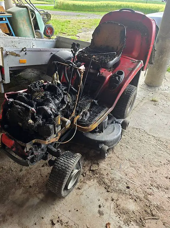 Rasentraktor Massey Ferguson 41-20RD Brandschaden