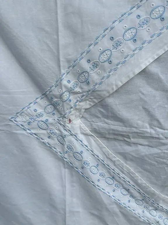 sehr alter handbestickter Duvetanzug