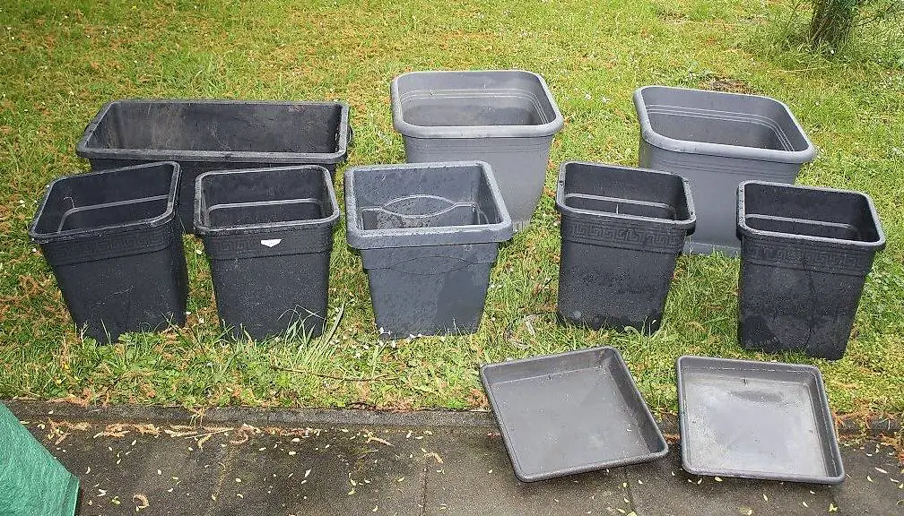 Kunststofftöpfe gross 8 stk