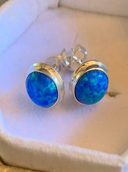  Ohrstecker mit azurro blauen Opalen klassisch