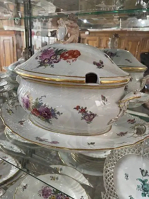 Royal Copenhagen Sächsische Rose Terrine mit Putte und Platt