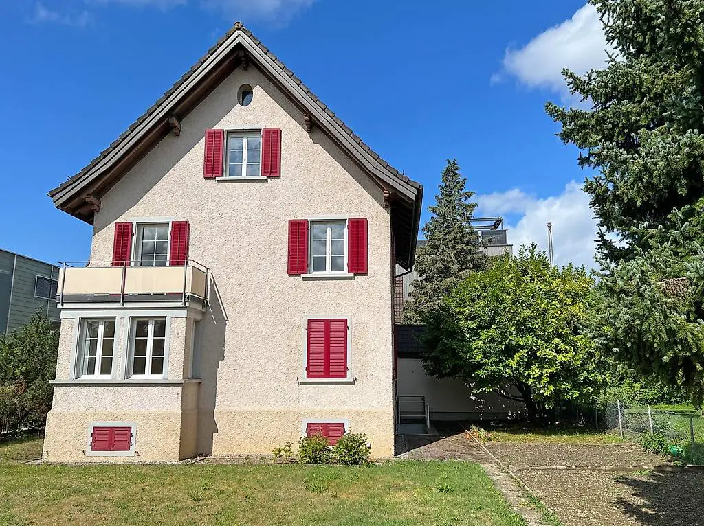 Freistehendes Einfamilienhaus mit Garage und grossem Garten