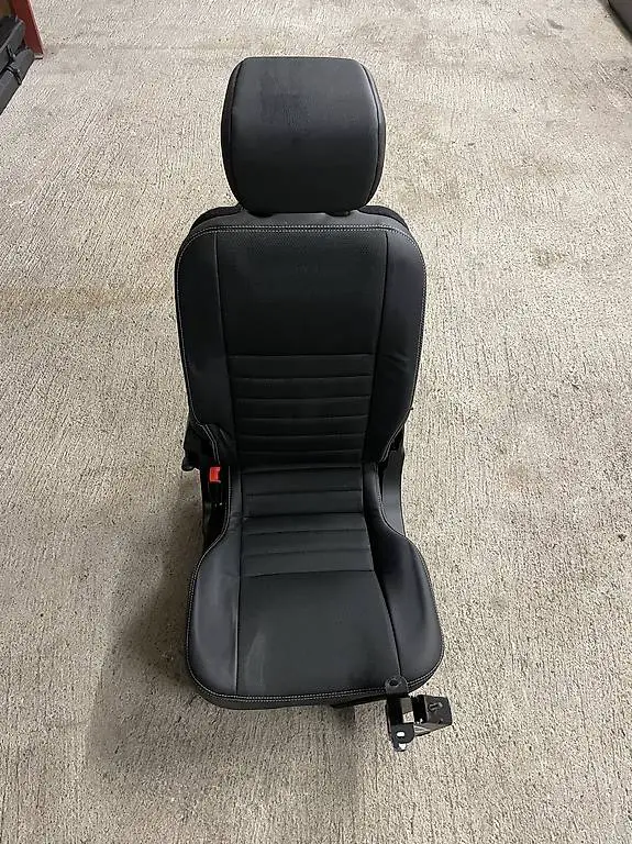 Defender Sitz hinterste Reihe links